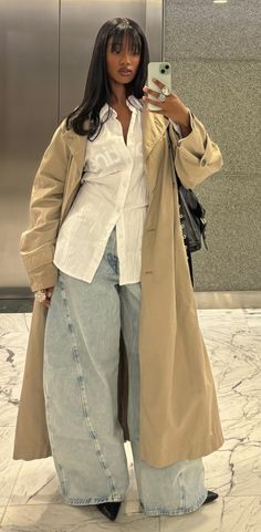 Cozy Baddie Outfits, Fall Outfits Trench Coat, Ny Fall Outfits, Beige Outfit Aesthetic, Black Trench Coat Outfit, Beige Coat Outfit, Trench Coat Outfit Winter, Trench Coat Outfit Fall, Business Streetwear