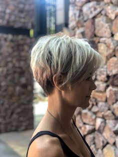 Short Hairstyles For Frizzy Hair, Bob Pixie Haircut, Pixie Cut Short, Bob Pixie, Instagram Thoughts, Short Haircut Styles, Short Hair Trends