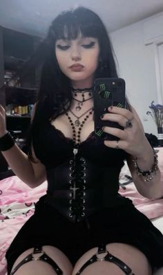 #gotico Metal Outfits, Imp Oc, Vampire Outfits, Goth Fits, Goth Outfit Ideas, Goth Look, Alt Outfits, Goth Women, Seductive Clothes