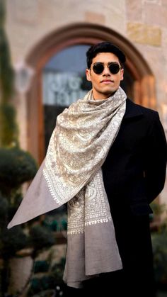 Kurta With Shawl Men, Garba Outfit For Men, Shawl Styling, Autumn Carnival, Stole For Men, Traditional Indian Mens Clothing, India Fashion Men, Garba Outfit, Indian Wedding Clothes For Men