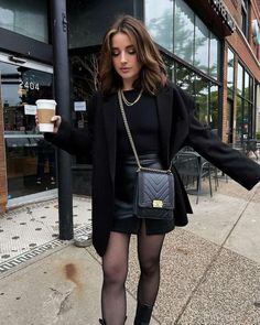 Lawyer Woman, Leather Mini Skirt Outfit, Black Mini Skirt Outfit, Black Fall Outfits, Chic Black Outfits, Little Black Dress Outfit, Haute Mess, Black Skirt Outfits