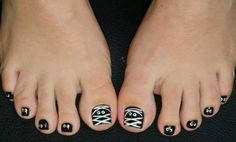 Black Halloween Pedicure, Halloween Toenails Simple, Cute Toenail Designs For Fall, Pedi Ideas Toenails, Halloween Toe Designs, Easy Halloween Toenails, Cute Halloween Toe Nails