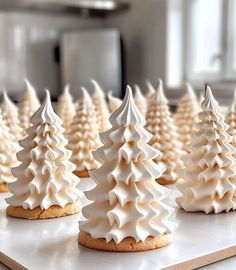 Baiser Küsschen in 5 Minuten, die sind immer ein Muss! - Kochen Mit Uns Tree Meringue, Christmas Tree Desserts, Meringue Cookie Recipe, Cookies Light, Vegetarian Cookies, Meringue Recipe, Christmas Tree Cookies, Gingerbread Cake, Meringue Cookies