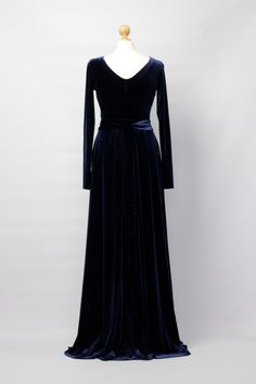 Velvet Maxi Dress Velvet Bridesmaid Party Dress Navy Blue Maxi Dress Long Sleeves With High Slit Sash Waistband Long Dress Navy blue dress Velvet Long dress .Detachable sash around waist. Dress length 155 centimeters, sleeve length 55 centimeters. Please, use this size chart to select your size US-0: Bust31.5 inch / 80 cm Waist24.5 inch / 62 cm Hips34.7 inch / 88 cm US-2: Bust32.6 inch / 83 cm Waist25.6 inch / 65 cm Hips35.8 inch / 91 cm US-4: Bust33,9 inch / 86 cm Waist26,8 inch / 68 cm Hips37 Bernadette Banner, Velvet Bridesmaid, Navy Blue Cocktail Dress, Lace Burgundy Dress, Navy Blue Maxi Dress, Navy Blue Bridesmaid Dresses, Velvet Dress Long, Blue Velvet Dress, Green Velvet Dress