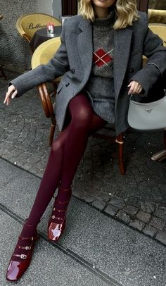 Frio Outfits, Burgundy Tights Outfit, Mary Janes Outfit, Burgundy Tights, Elegante Y Chic, Moda Paris, Grey Outfit, Tights Outfit, Feminine Outfit