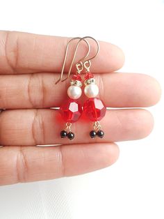 These Adorable and Fun Chubby Santa Claus Earrings are Handmade with Swarovski Crystal Beads and Pearls. Meticulously Wire Wrapped with 14K Gold Filled Wire. 14K Gold Filled Ear Wires have been used. Rhinestone Rondelle Beads add that Sparkle to the Santa Claus Head. Fun and yet Festive Pick up a pair of these Darling Earrings. They make great gifts this Holiday Season. 💕Detail / Measurements💕 ❤ 14K Gold Filled Wire ❤ 14K Gold Filled French Ear Wire ❤ Swarovski Crystal Round Beads 10mm ❤ Swaro Diy Jewelry Unique, Holiday Earrings, Christmas Tree Earrings, Jewelry Making Project, Earrings Christmas, Sparkly Earrings, Swarovski Crystal Beads, Holiday Earring, Earring Tree