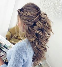 Pretty Half up half down hairstyles - Pretty partial updo wedding hairstyle is a great options for the modern bride from flowy boho and clean contemporary Partial Updo, Easy Wedding Guest Hairstyles, Bride Hairstyle, Wedding Guest Hairstyles, Long Hair Updo, Wedding Hair Down