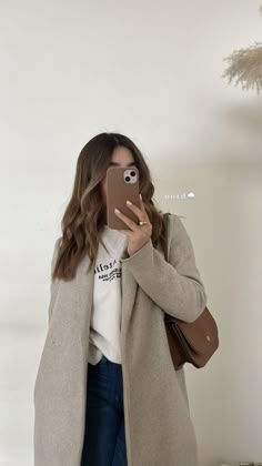 Mirror Selfie With Iphone, Selfie With Iphone, Mom Outfits Spring, Photographie Portrait Inspiration, Business Outfits Women, Cold Outfits, Classy Casual Outfits, Outfit Inspo Fall, Latest Outfits