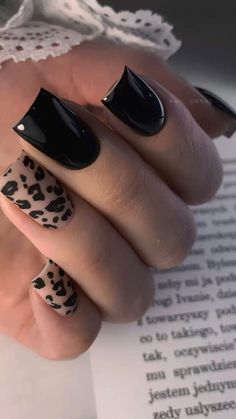 Nails Nails Black Leopard, Leopard And Black Nails, Cheetah And Black Nails, Black And Leopard Print Nails, Leopard Nails Black, Black Dip Nails Ideas, Short Nails Ideas Black, Black Leopard Print Nails, Black Leopard Nails