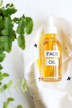 Homemade DIY Face Oil Turmeric Oil For Face, Face Oil Diy, Diy Face Oil, Face Oil Recipe, Carrot Seed Oil, Diy Facial, Simple Face, Homemade Diy, Diy Skincare