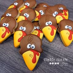 these cookies are shaped like turkeys with googly eyes