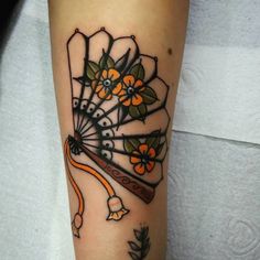 fan tattoo Tato Tradisional, Fan Tattoo, Kunst Tattoos, Tattoo Old School, Inspiration Tattoos, Traditional Tattoo Art, Skin Art, Piercing Tattoo, Love Tattoos