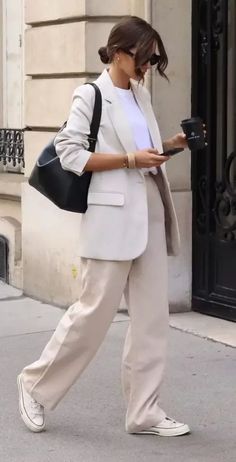 White Converse Outfits, Casual Chique Stijl, Suits And Sneakers, Classy Business Outfits, Stylish Winter Outfits, Business Casual Outfits For Women, Office Outfits Women, Business Casual Outfits For Work