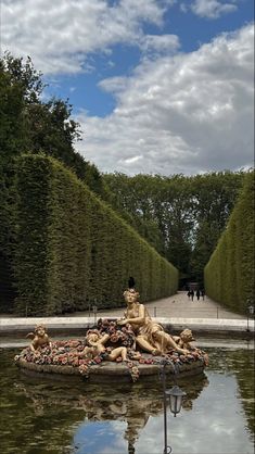 a fountain in the middle of a park