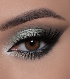 Simple Eye Makeup Silver, Makeup Looks Silver Dress, Sage Dress Makeup Look, Green Silver Eye Makeup, Makeup For Mint Green Dress, Green And Silver Makeup, Smookie Eyes Makeup, Make Prata, Prom Makeup Blue Eyes