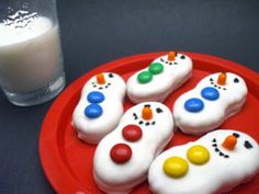 snowman cookies on a red plate with the caption's above it that reads,