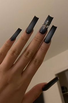 Black Baddie Acrylic Nails, Black Acrylics Nails, Dramatic Prom Nails, Nail Spa Aesthetic, Black And Silver Aura Nails, Dark Baddie Nails, Black Reflective Nails, G59 Nails Acrylic, G59 Nail Ideas