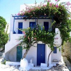 Greek Houses Exterior, Greece House, Tiny Beach House, Resort Ideas, Staircase Outdoor, Small Beach Houses, Mediterranean Interior Design, Narrow Lot House, Mediterranean Interior