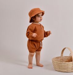 Our muslin baby clothing set is perfect for your little one's everyday adventures. Handcrafted with love and care, The oversized baby shirt and bloomer short combo is made from 100% cotton muslin, ensuring that your child stays comfortable and stylish with a gender neutral approcah. This boho -inspired kids outfit will not only look great on your baby, but it's also perfect for gifting at baby showers, birthdays, or any other special occasion.  Our Muslin Baby Clothing Set is made of high-qualit Brown Cotton Playwear Set, Playful Brown Cotton Sets, Boho Kids Clothes, Clothes Gender Neutral, Gender Neutral Outfit, Baby Fashion Trends, Special Outfits, Baby Kleidung, Stylish Kids Outfits