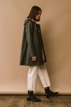 Stutterheim Mosebacke green raincoat is the A-line version of Stutterheim's iconic raincoat. It is handmade in rubberized cotton Designed in Sewden, handmade in Poland. PIPE AND ROW boutique Seattle, shop local small
www.pipeandrow.com #pipeandrow #shopsmall #createtheculture  #localgirlgang #capsuleclosetscandinavian style, scandinavian fashion, modern style, swedish fashion, swedish style #Scandinavianstyle #swedish #minmalstyle
waterproof, weatherproof #rainjackets #raincoat #stutterheim Green Rain Jacket, Rain Outfit, Raincoat Outfit, Green Raincoat, Swedish Fashion, Scandinavian Fashion, Stockholm Fashion, Rainy Day Outfit, Rain Wear