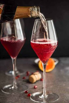 Two pomegranate mimosas in champagne flutes with sparkling wine being poured into one. Pomegranate Mimosa, Pomegranate Drinks, Pomegranate Cocktails, Pomegranate Martini, Sparkling Wine Cocktails, Festive Holiday Cocktails, Wine Cocktail Recipes, Champagne Recipes Cocktails, Pomegranate Recipes