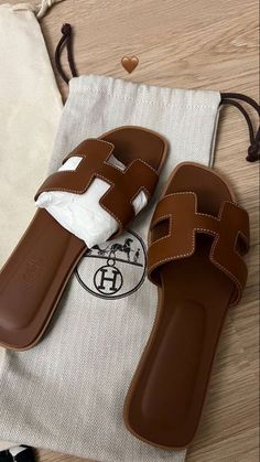 Hermes Oran Sandals Aesthetic, Heels Dior, Sneakers Louis Vuitton, Hermes Slippers, Hermes Oran Sandals, Products Aesthetic, Prada Boots, Uggs Boots, Brown Slippers