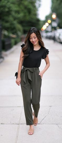 ways-to-wear-paper-bag-pants-for-work Paper Bag Trousers Outfit, Bag Pants Outfit, Paper Bag Pants Outfit, Celana Fashion, Paper Bag Pants, Trousers Outfit, Bag Pants, Cooler Style, Trouser Outfit