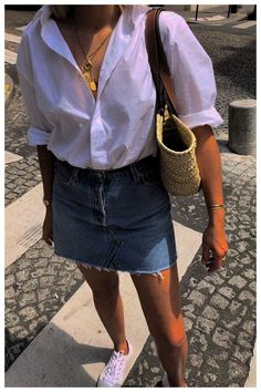 Oversized Shirt Outfit, Skirts Style, Jewellery Bag, Denim Skirt Outfits, Summer Wardrobe Essentials, Europe Outfits, Neue Outfits, Paris Outfits, Looks Street Style