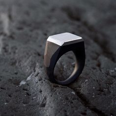 Classy and elegant signet which is based matte black resin. Top of the signet is a raw finished aluminum plate in dimensions 10x13 mm depending on the signet size. Ring Resin, Resin Top, Resin Jewellery, Signet Rings, Ring Mens, Black Ring, Copper Ring, Black Resin, Shiny Things