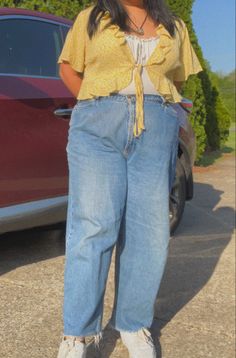 Mom Jeans Mid Size, Summer Outfits Medium Size, Yellow Outfit Plus Size, Light Yellow Shirt Outfit, Mid Size School Outfits, Mom Jeans Plus Size Outfit, Mid Rise Jeans Outfit Aesthetic, Plus Size Mom Jeans Outfit, Yellow Outfit Aesthetic