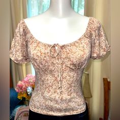 Nwot Boho Tan Flowers Peasant Top - Floral Print Neutral Colors Size Small Ptp 16” Without Stretching - Stretches To 19” Waist 12” Without Stretching - Stretches To 15” Size Medium Ptp 18” Without Stretching - Streches To 20” Waist 13” Without Stretching - Stretches To 18” Size Large Ptp 19” Without Stretching - Streches To 22” Waist 15” Without Stretching - Stretches To 19” Questions? Leave A Comment Below! Casual Flowy Beige Peasant Top, Casual Beige Flowy Peasant Top, Beige Cottagecore Blouse For Spring, Spring Cottagecore Beige Blouse, Feminine Beige Peasant Top For Summer, Fitted Peasant Top With Floral Print, Fitted Floral Print Peasant Blouse, Flowy Beige Peasant Top For Spring, Fitted Casual Peasant Top With Floral Print