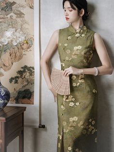 A Chinese dress decorated with paintings depicting flowers blooming in the fields. Flowers in full bloom. The carefully colored flower paintings convey the lively brush strokes. She is a bewitching young lady with a glamorous atmosphere. 
 
 Size 
 
 S size 
 
 Length: 116cm 
 Bust: 84cm 
 Waist: 68cm 
 Hip: 92cm 
 
 M size 
 
 Length: 117.5cm 
 Bust: 88cm 
 Waist: 72cm 
 Hip: 96cm 
 
 L size 
 
 Length: 119cm 
 Bust: 92cm 
 Waist: 76cm 
 Hip: 100cm 
 
 
 
 
 Material 
 
 Nylon 
 Rayon 
 cotton Summer Green Cheongsam, Elegant Floral Print Cheongsam For Spring, Elegant Floral Print Spring Cheongsam, Elegant Spring Floral Print Cheongsam, Elegant Spring Floral Cheongsam, Summer Floral Print Fitted Cheongsam, Summer Fitted Floral Print Cheongsam, Fitted Floral Print Cheongsam For Summer, Fitted Floral Cheongsam For Summer