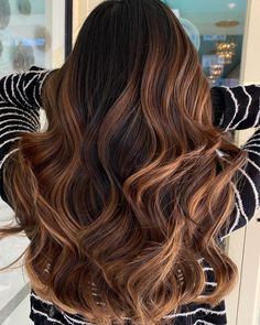 Fresh Butterfly Haircut Styles to Show Off Your Personality Trendy Brown Hair, Cinnamon Hair Colors, Brown Hair Color Shades, Natural Brown Hair, Winter Hair Colors, Cinnamon Hair, Rambut Brunette, Chocolate Brown Hair Color, Honey Brown Hair