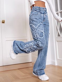 Unique Jeans Design, Unique Jeans For Women, Patterned Jeans Outfit, Top Borboleta, Fancy Pants Outfit, T Shirt Butterfly, Customized Jeans, Trending Jeans