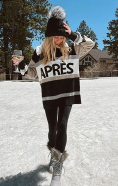 Take on the slopes in this cozy oversized pullover! This sweater features a front zip closure and neutral colorblock. Throw this on for your next ski trip and you'll stay warm and toasty! Ski Resort Outfit, Cute Ski Outfits, Ski Fashion Womens, Ski Trip Outfit, Sweatshirt Outfits