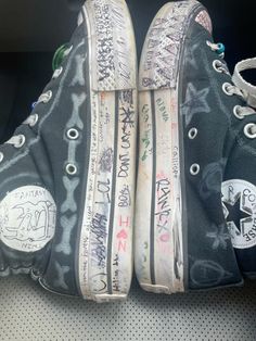 IM SO INLOVE WIRH MY SHOES YAY Things To Draw On Shoes, Customizing Converse, Drawings On Shoes, Shoe Doodles, Converse Drawing, Converse Ideas, Shoe Quotes, Shoe Drawings, Converse Design