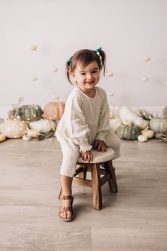 Fall Photo Ideas, Fall Baby Pictures, Kids Fall Outfits, Toddler Photoshoot, Studio Photoshoot Ideas, Fall Mini Sessions