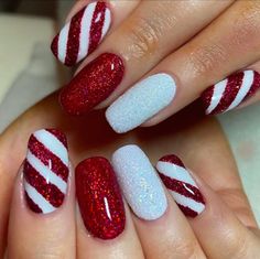 Siamo finalmente a Dicembre e le festività natalizie si avvicinano. Se è giunto il momento del refill per le tue unghie gel e sei a corto di idee, ecco una carrellata di foto ispirazione per Nail Art natalizie che non passano inosservate.   Basta con i soliti colori tradizionali, anche il rosa più essere adattato... Simple Christmas Nails, Christmas Nail Art Easy, Xmas Nail Art, Nagellack Trends, Awesome Nails