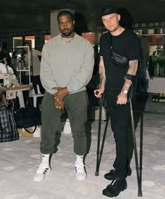 Yeezy Outfits, Kanye West Outfits, Kanye Fashion, Kanye West Style, White Tracksuit, Yeezy Outfit, Outfit Oversize, Yeezy Season, Streetwear Men Outfits