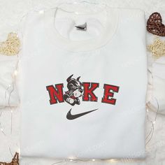 Introducing the Boston University Terriers x Nike Embroidered Shirt, the ultimate representation of collegiate pride and style. Made with premium Nike Cartoon, Nike Inspired, Jasmine Princess, Jessie Toy Story, Best Family Gifts, Maroon Hoodie, Embroidered Shirts, Mike Wazowski, Shirt Nike