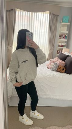 Hairstyles For Hoodies For Women, White Shoe Outfits, Hoddies Outfits Woman, Outfits With Sweaters, White Vans Outfit, Outfit Ideas Cold, Casual Neutral Outfits, Cute Easy Outfits For School, Cute Chill Outfits