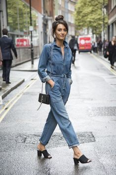 Denim Jumpsuit Outfit, Style Désinvolte Chic, Denim Jumpsuits, Denim Street Style, Giovanna Battaglia, Jeans Street Style, Cool Winter, Jeans Overall