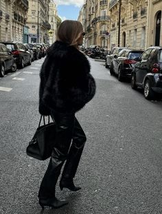 Nyc Fall Style, Black Fur Coat Outfit Street Style, Black Faux Fur Coat Outfits, Black Fur Coat Outfit, Brianna Smith, Winter Night Outfit, Fur Coat Outfit