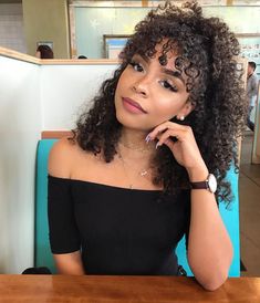 Curly Hair Styles Easy, Penteado Cabelo Curto, Curly Hairstyle, Curly Hair Styles Naturally, Hair Looks, Medium Length Hair Styles