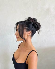 #messybuns #messybuntutorial #updostyles #hairtrends #highbun #upstyles #oldmoneyaesthetic #goldcoasthairdresser Bun With Curtain Bangs, Messy Bun With Bangs, Side Part Bun, Graduation Hair, Hair Winter, Ball Hair, High Bun Hairstyles, Brown Hair Inspo, Bridesmaid Hair Makeup