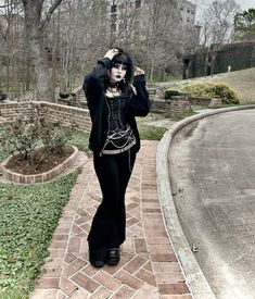 @b0ne._r0t on instagram.. credit me if you use my pics!! Simple Goth Outfit, Winter Goth, Gothic Mode, Goth Subculture