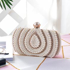 Handmade evening purse . For Women Who Go For Shopping, Dating, Evening Party or Wedding. Pearl Clutch Bag, Designer Evening Bags, Pearl Clutch, Drip Design, Bridal Handbags, Vintage Evening Bags, Luxury Clutch, Bags Patterns, Diy Bags Patterns