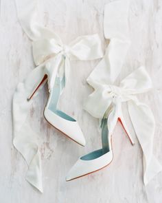 Chaussure de la mariée Bohemian Style Gown, Tshirt Quilt, All White Wedding, Bridal Heels, Shoe Inspiration, Wedding Ribbon, Bridal Fashion Week, Wedding Dress Trends