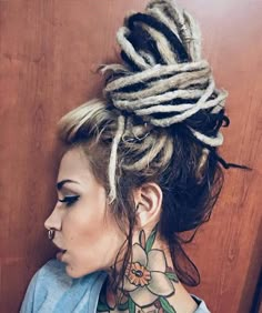 Yes Dreadlocks Female, Artsy Hair, Blue Dreadlocks, Dreadlocks Hairstyles, Braided Buns