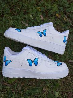 Pick the color of butterflies that you want for “Primary Color” **US Women’s sizes! Please convert youth or men’s, conversion chart at the end!** Hand-painted custom butterfly Air Force 1s, made with high quality, permanent leather paint! I use 100% authentic Nike air forces for my customs. 5 butterflies on each shoe!Personalize your design with any color or specifications you like! Please specify in the personalization box if you want a man’s shoe or a woman’s shoe so I can purchase the correct Nike Azul, Nike Trainer, Butterfly Shoes, Nike Air Force One, Air Force 1 Custom, Custom Air Force 1, Bleu Violet, Cute Nike Shoes, Nike Air Force Ones